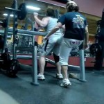 Elle lui met un coup de pied dans les couilles pendant qu&rsquo;il fait de la muscu (VIDEO)