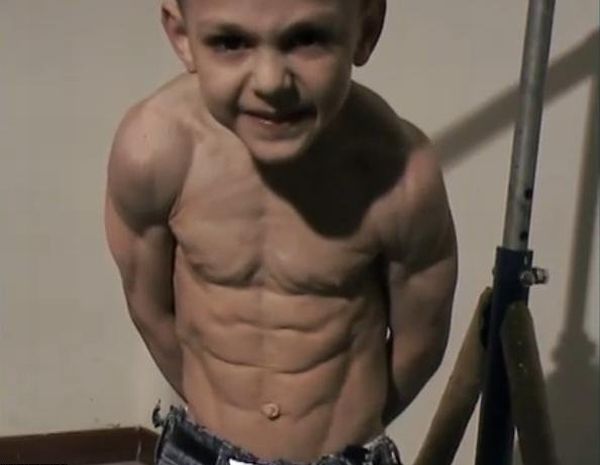 Giuliano Stroe, l’enfant le plus fort du monde bat un nouveau record (VIDEO)