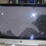 Il pète un câble et casse 29 écrans plats dans un magasin (VIDEO)
