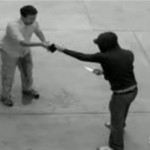 Il se pisse dessus alors qu&rsquo;il se fait agresser (VIDEO)