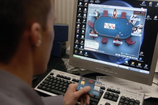 Il perd 2 500 € au poker sur Internet avec la carte bleue de sa copine