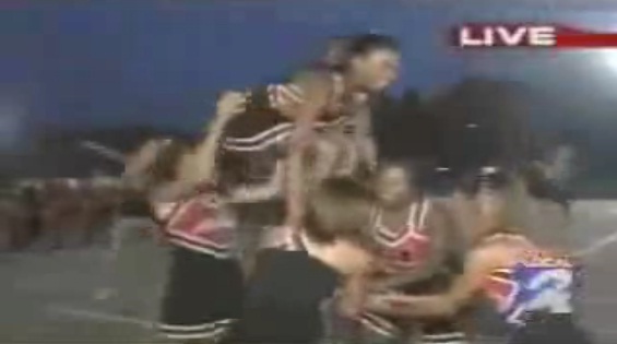 Une pom-pom girl se ramasse violemment (VIDEO)
