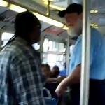 Un vieux de 67 démonte un jeune dans un bus (VIDEO)