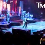Un fan de Jay-Z sauvagement jetté de la scène par le gorille de sécurité (VIDEO)