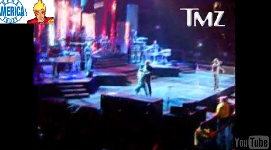 Un fan de Jay-Z sauvagement jetté de la scène par le gorille de sécurité (VIDEO)