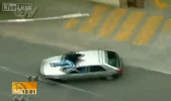 Il roule avec un homme agrippé à son capot (VIDEO)