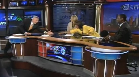 Une présentatrice de la chaîne ABC tombe en direct (VIDEO)