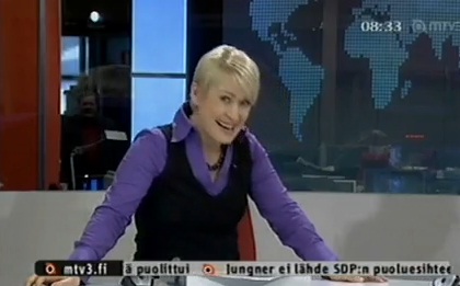 Une journaliste tombe de sa chaise en plein direct (VIDEO)