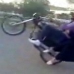 Un homme et une femme en burqa font des roues en moto (VIDEO)