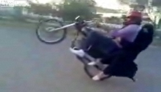 Un homme et une femme en burqa font des roues en moto (VIDEO)