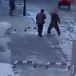 Un homme poignarde des gens dans la rue (VIDEO)