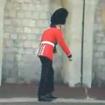Un soldat vomit en pleine garde (VIDEO)