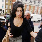 Amy Winehouse hospitalisée à cause de ses faux seins