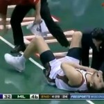 Après son dunk, il tombe et se casse une main (VIDEO)