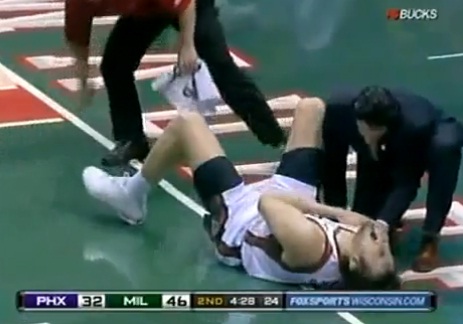 Après son dunk, il tombe et se casse une main (VIDEO)