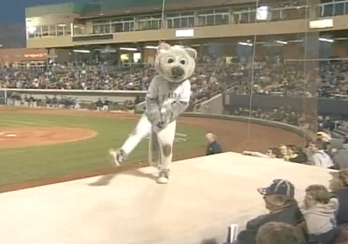 Une mascotte tombe de scène en pleine représentation (VIDEO)