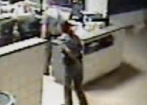 Police : Coup de taser dans les fesses de sa collègue (VIDEO)