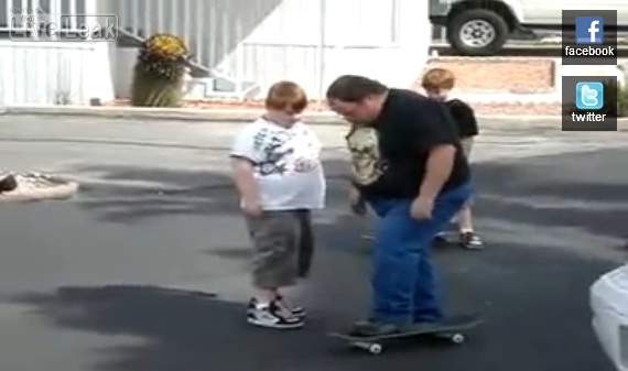 Papa tu m’apprends à faire du skate ? (VIDEO)