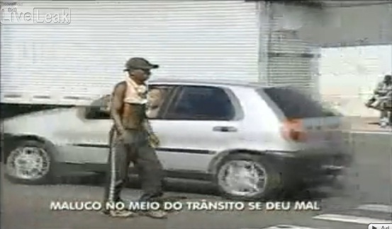 Un homme se fait renverser violemment dans la rue (VIDEO)