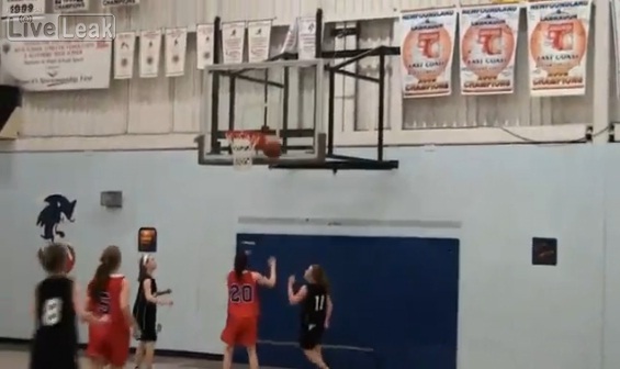 Une technique de basket pas tout à fait au point (VIDEO)
