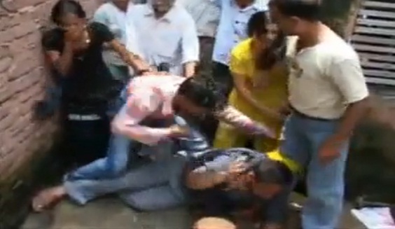 Voilà ce qui arrive quand on trompe son partenaire en Inde (VIDEO)