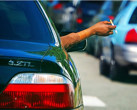 Un garçon de 11 ans arrêté au volant d’une voiture en fumant une cigarette