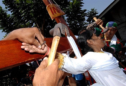 Flagellations et crucifixions pour la Passion du Christ aux Philippines (VIDEO)