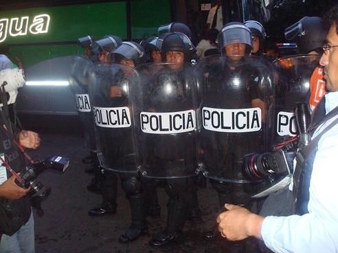Mexique: 4 policiers tués, leurs cadavres pendus sous un pont