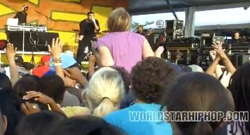 Une fan de Drake lui montre ses seins en plein concert (VIDEO)