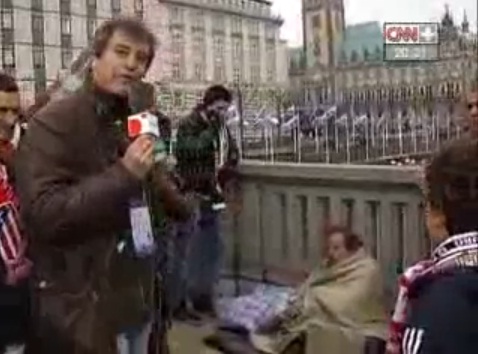 Un journaliste espagnol humilie un SDF en direct (VIDEO)