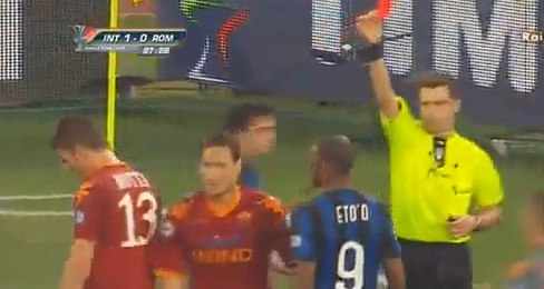 Totti frappe Balotelli d’un low kick (VIDEO)