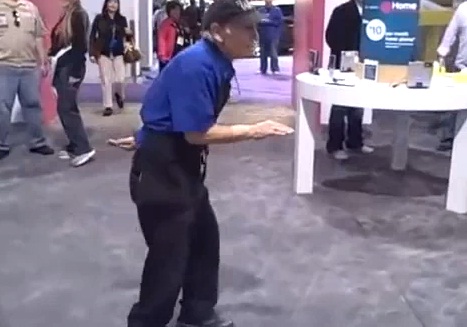 Un vieillard enflamme le dancefloor ! (VIDEO)