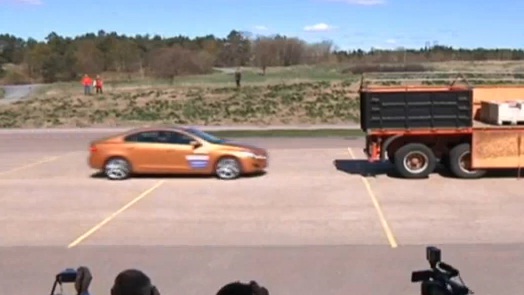 Une démonstration de sécurité Volvo tourne au ridicule (VIDEO)