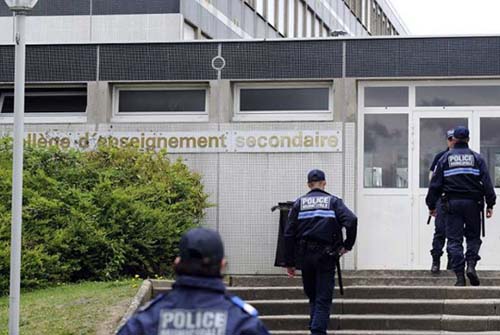 France : Un enseignant se tire une balle dans la tête en salle des profs