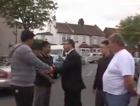 Bagarre : 1 politicien vs 2 pakistanais à Londres (VIDEO)