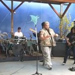 Un chanteur se prend une guitare dans la tête (VIDEO)