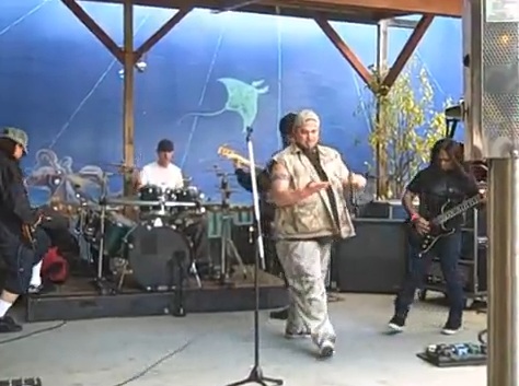 Un chanteur se prend une guitare dans la tête (VIDEO)