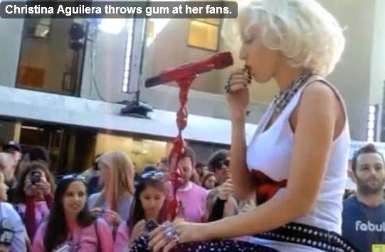 Christina Aguilera lance son chewing-gum sur ses fans ! (VIDEO)