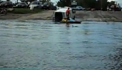 Il tente de charger son jetski dans une camionette : fail (VIDEO)