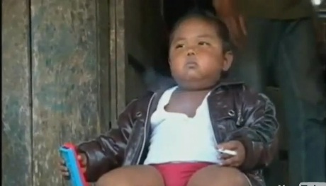 L’enfant fumeur va suivre un traitement spécial  (NEW VIDEO)