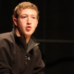 Le mystérieux sweat à capuche du patron de Facebook (VIDEO)