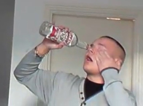 Nouvelle technique pour se saouler, de la vodka dans l’oeil (VIDEO)