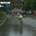 Un cycliste percute une spectatrice et ses 4 enfants (VIDEO)