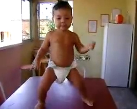 Bébé danseur : il connait déjà son futur métier (VIDEO)