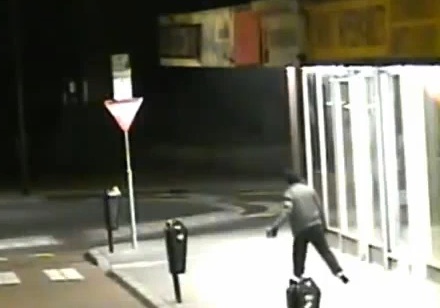 Un pyroman se ridiculise devant les caméras de surveillance (VIDEO)