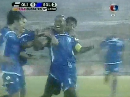 Magnifique coup franc du milieu de terrain (VIDEO)