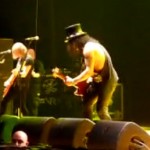 Slash agressé en plein concert (VIDEO)