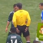 L&rsquo;artbitre veut mettre un carton jaune mais il y a un petit problème (VIDEO)