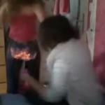 Elle allume le pet de sa copine avec un briquet (VIDEO)