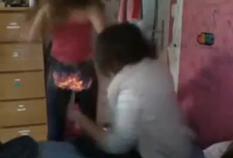 Elle allume le pet de sa copine avec un briquet (VIDEO)